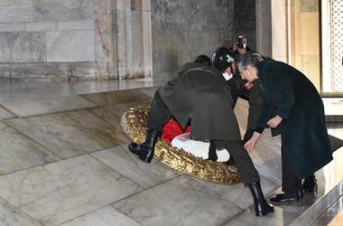 Millî Savunma Bakanı Hulusi Akar'ın Eşi Sayın Şule Akar ve Beraberindeki Komutan Eşleri Anıtkabir'i Ziyaret Etti